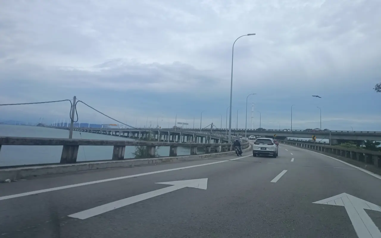 Jalan menuju Jambatan Pulau Pinang